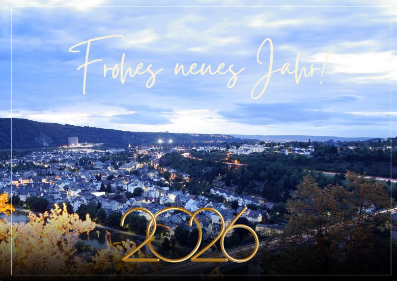 Luftansicht von Lahnstein in den Abendstunden mit goldenem Schriftzug "Frohes neues Jahr" oben und der Jahreszahl "2026" unten.