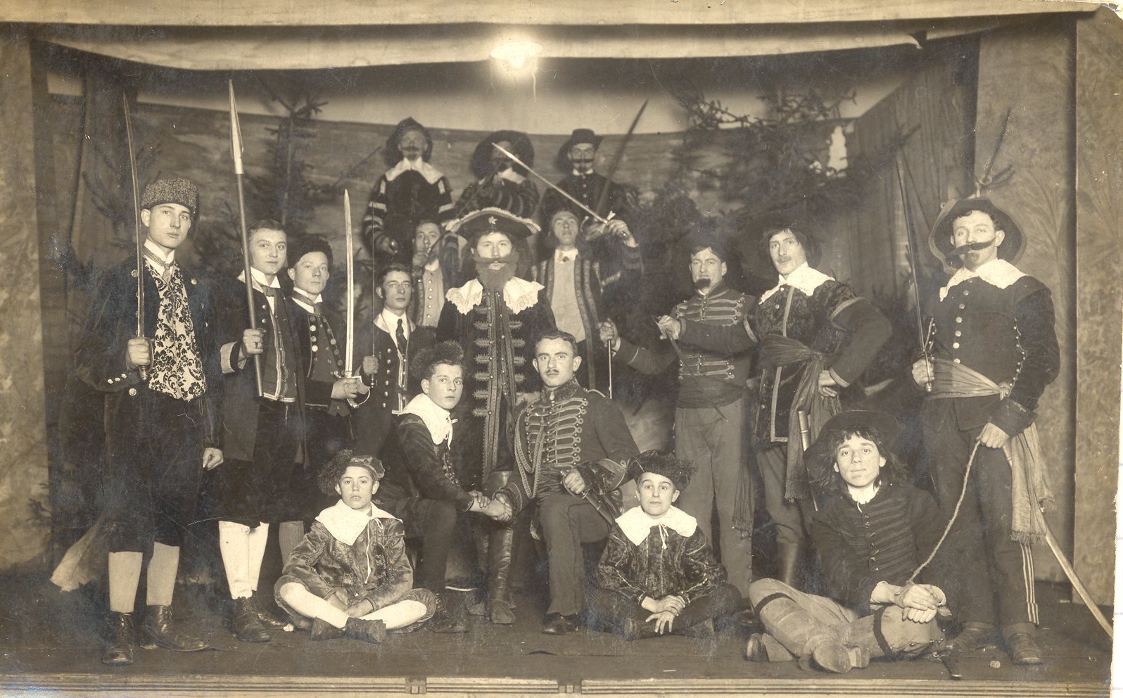 Ein Gruppenfoto einer großen Gemeinschaft vor einer Kirche aus Naturstein. In der Mitte halten Mitglieder ein Banner mit der Aufschrift „Kolping Lahnstein St. Barbara 150 Jahre 1876-2026“, flankiert von zwei Vereinsfahnen.