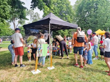 Kinder und Familien nutzen das Angebot zum Kinderschminken an einem Pavillon auf dem Open-Air-Veranstaltungsgelände von Lahneck Live. Rund um den Stand warten Eltern und Kinder auf ihre Schminkmotive oder beobachten das Geschehen.