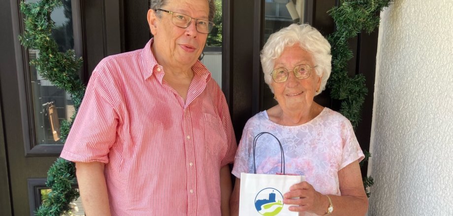Elisabeth Heiser feierte ihren 90. Geburtstag in Lahnstein Ein Mann und eine Frau stehen zusammen vor einer braunen Tür: Der Beigeordnete Manfred Radermacher gratuliert Elisabeth Heiser zu ihrem 90. Geburtstag. Beide lächeln in die Kamera.