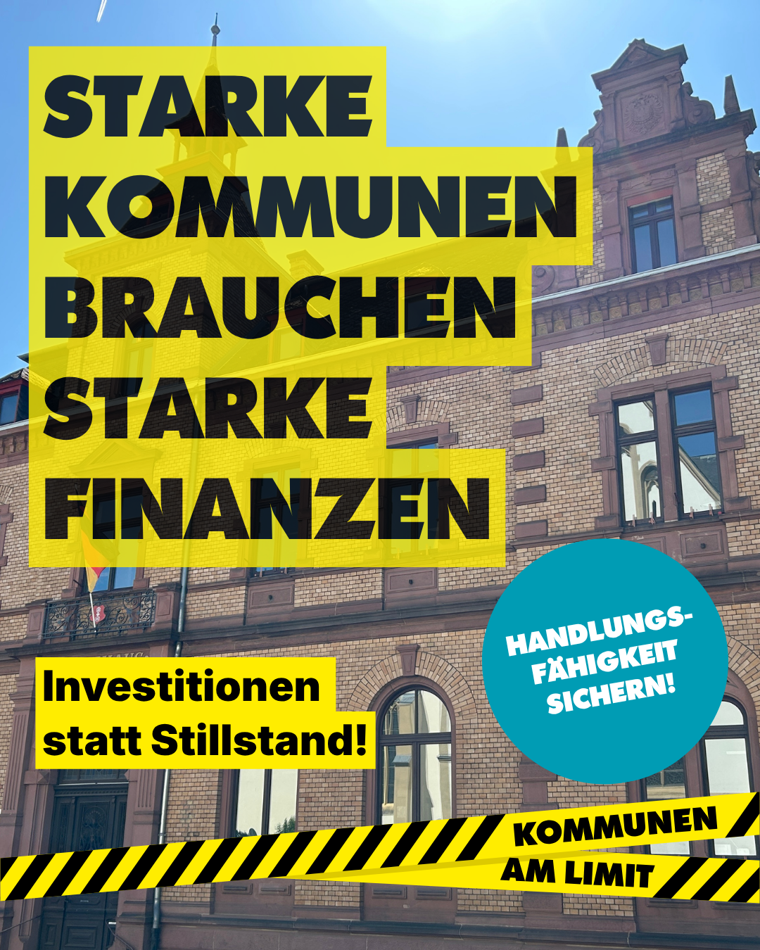 Grafik zum bundesweiten Aktionstag „Kommunen am Limit“ vor dem historischen Rathaus von Lahnstein. Über dem Foto liegen große gelbe Textfelder mit der Aufschrift „Starke Kommunen brauchen starke Finanzen“. Weitere gelbe Elemente enthalten die Botschaft „Investitionen statt Stillstand!“. Ein türkisfarbener Kreis trägt den Schriftzug „Handlungsfähigkeit sichern!“. Am unteren Bildrand verläuft ein schwarz-gelb gestreiftes Absperrband mit der Aufschrift „Kommunen am Limit“. Die Gestaltung greift die Farben und das Design der Kampagne auf und macht auf die finanzielle Situation der Kommunen aufmerksam.