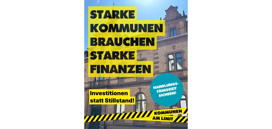 Stadt Lahnstein beteiligt sich am Aktionstag „Kommunen am Limit“ Grafik zum bundesweiten Aktionstag „Kommunen am Limit“ vor dem historischen Rathaus von Lahnstein. Über dem Foto liegen große gelbe Textfelder mit der Aufschrift „Starke Kommunen brauchen starke Finanzen“. Weitere gelbe Elemente enthalten die Botschaft „Investitionen statt Stillstand!“. Ein türkisfarbener Kreis trägt den Schriftzug „Handlungsfähigkeit sichern!“. Am unteren Bildrand verläuft ein schwarz-gelb gestreiftes Absperrband mit der Aufschrift „Kommunen am Limit“. Die Gestaltung greift die Farben und das Design der Kampagne auf und macht auf die finanzielle Situation der Kommunen aufmerksam.