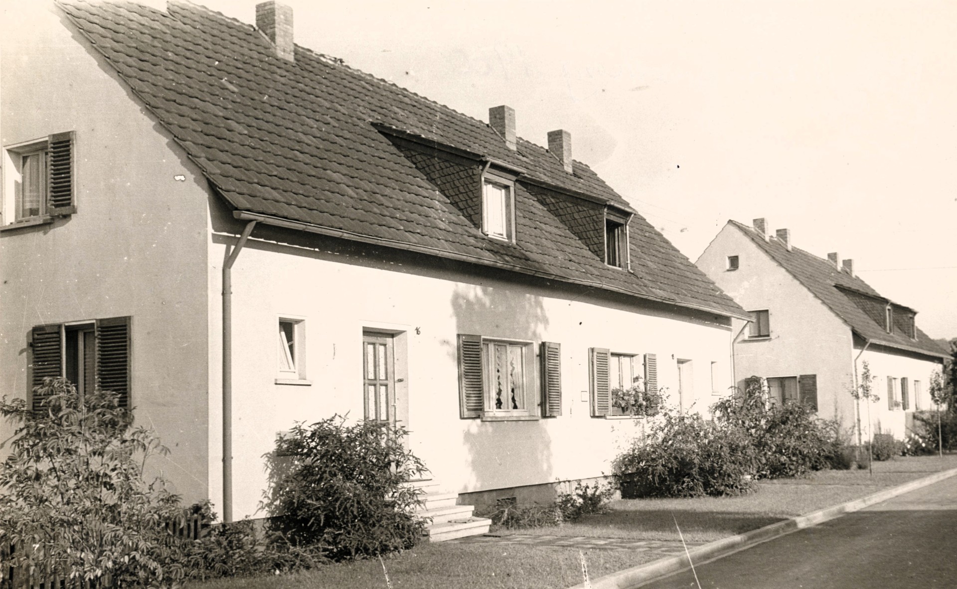 Eine Fotografie aus den 1960er Jahre, die zwei Einfamilienhäuser zeigt