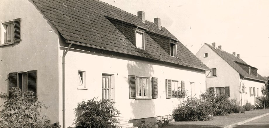 Eine Fotografie aus den 1960er Jahre, die zwei Einfamilienhäuser zeigt