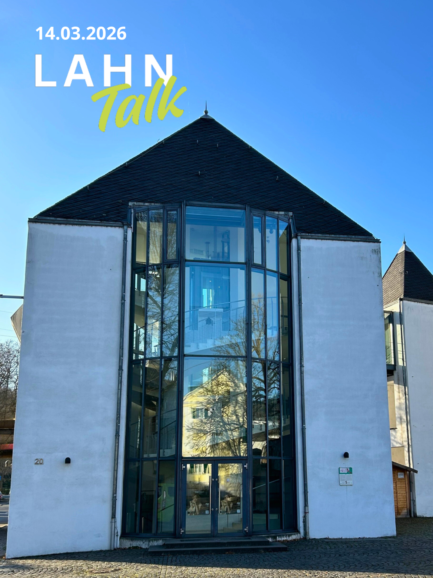 Turm des Gebäudes des historischen Nassau-Sporkenburger Hof mit moderner Fensterfront