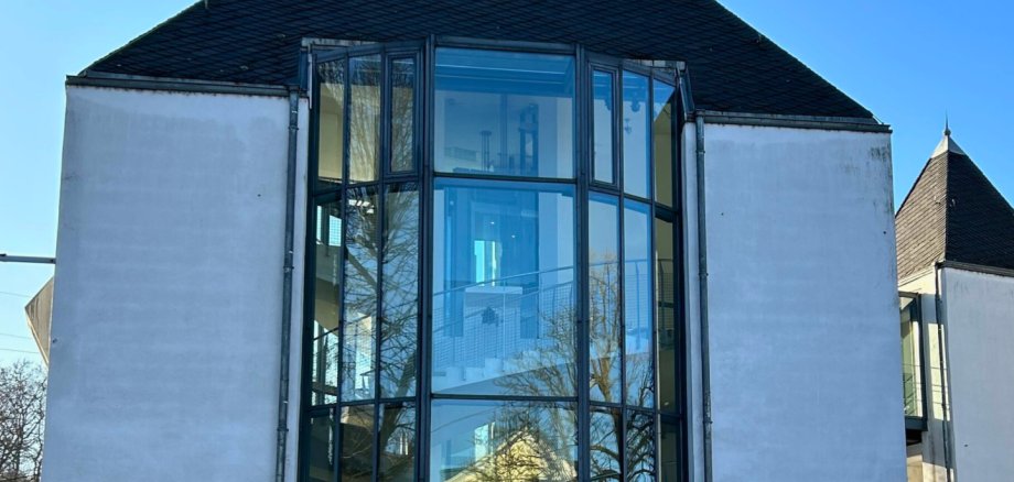 Turm des Gebäudes des historischen Nassau-Sporkenburger Hof mit moderner Fensterfront