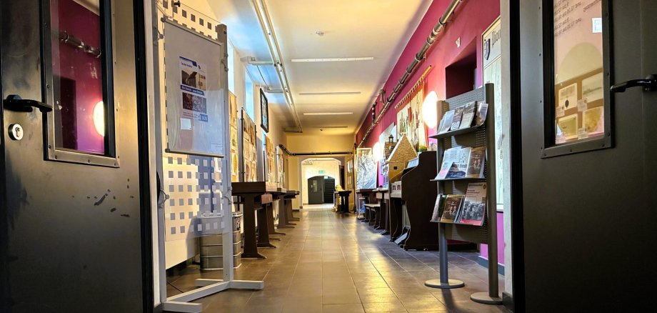 Tag der offenen Tür im Stadtarchiv Der Flur des Stadtarchivs mit Ausstellungstafeln an den Seiten sowie Bildmaterial an der rot gestrichenen rechten Wand