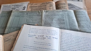 Tag der offenen Tür im Stadtarchiv Archivalien: aufgeschlagene Bücher mit teils handschriftlichen, teils getippten Eintragungen