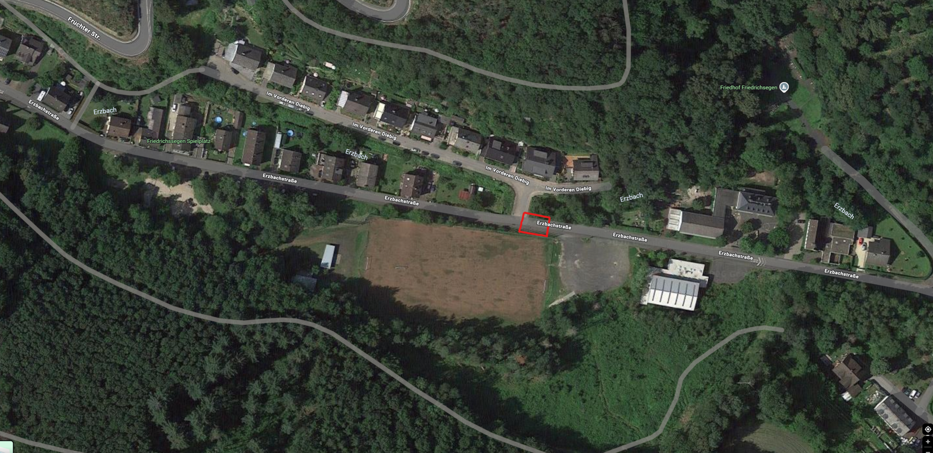 Eine Luftaufnahme von Lahnstein-Friedrichssegen im Bereich der Erzbachstraße, auf der Bäume, Grünflächen, Häuser und Straßen zu sehen sind. Ein roter Kasten markiert die Stelle, an der es im Straßenverkehr zu Beeinträchtigungen kommt.