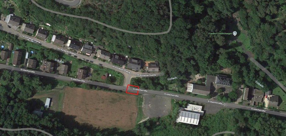 Tiefbauarbeiten am Sportplatz Friedrichssegen gestartet Eine Luftaufnahme von Lahnstein-Friedrichssegen im Bereich der Erzbachstraße, auf der Bäume, Grünflächen, Häuser und Straßen zu sehen sind. Ein roter Kasten markiert die Stelle, an der es im Straßenverkehr zu Beeinträchtigungen kommt.