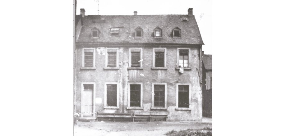 Vor 100 Jahren erhielt Niederlahnstein eine Jugendherberge Schwarzweißfoto eines zweigeschossigen Hauses mit Dachgauben und einfacher Putzfassade. Vor dem Gebäude stehen Bänke; mehrere Fenster sind mit Rollläden versehen, eines ist geöffnet. Das Bild zeigt das Gebäude in älterem, teilweise verwittertem Zustand.