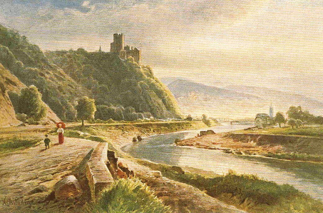 Historische Rheinlandschaft mit Blick auf eine Burg auf einem Felsen über dem Fluss; im Vordergrund ein Weg entlang des Rheinufers mit Spaziergängern.