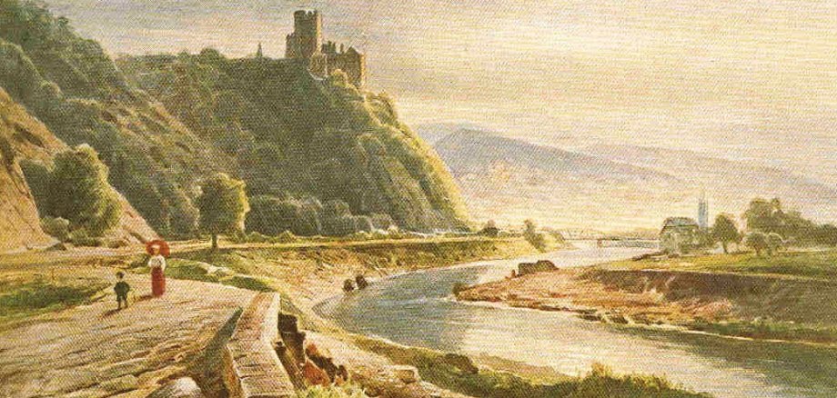 Historische Rheinlandschaft mit Blick auf eine Burg auf einem Felsen über dem Fluss; im Vordergrund ein Weg entlang des Rheinufers mit Spaziergängern.