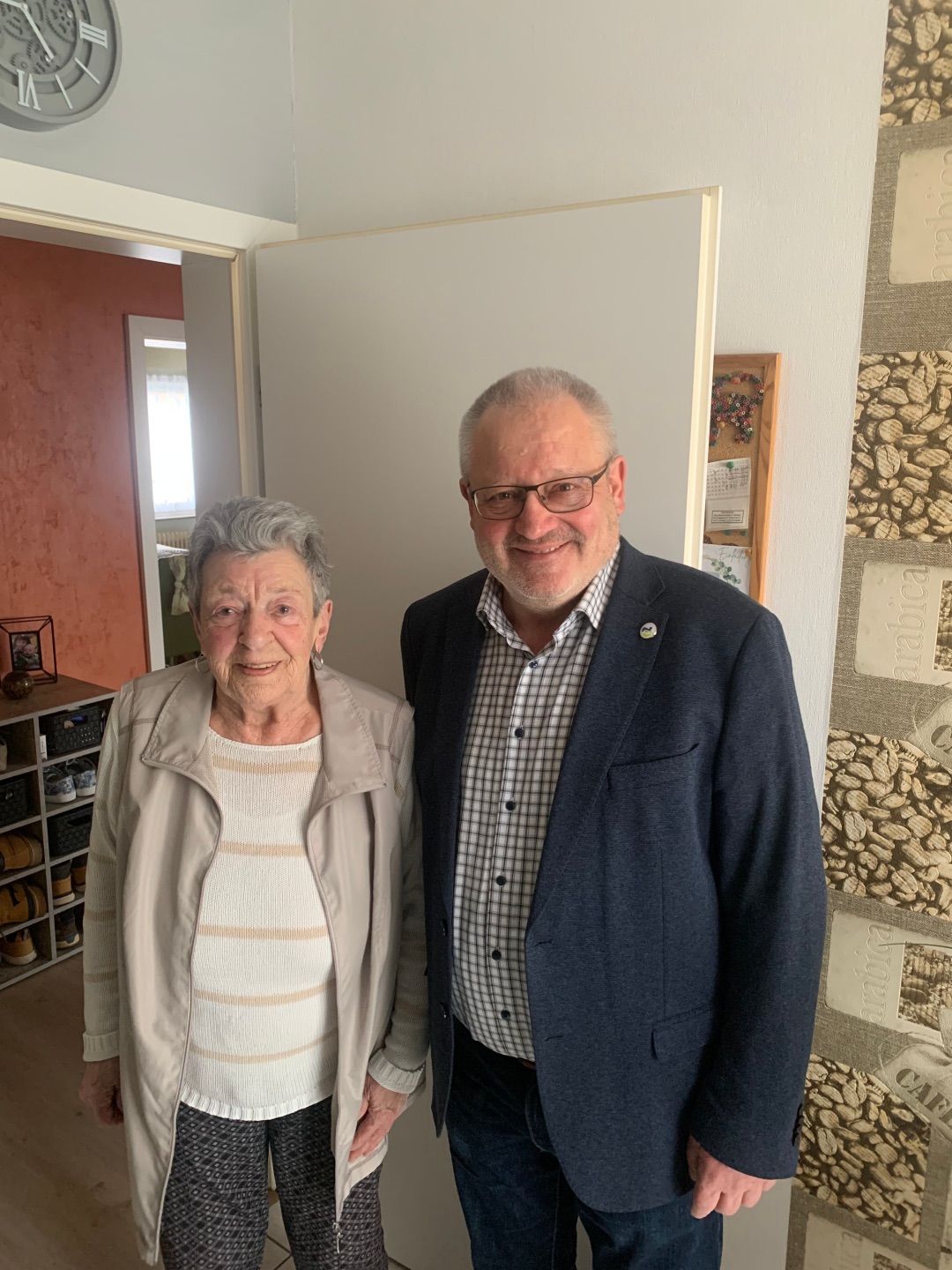 Magdalena Horbach steht links neben Bürgermeister Johannes Lauer, beide schauen in die Kamera.