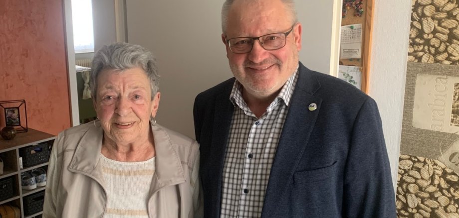 Magdalena Horbach steht links neben Bürgermeister Johannes Lauer, beide schauen in die Kamera.