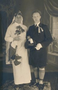 Vor 125 Jahren wurde Lorenz Schlösser geboren Schwarzweißaufnahme: Zwei Männer posieren nebeneinander, einer in weißem Brautkostüm mit Blumenstrauß, der andere im Anzug mit Kniestrümpfen und Hut.