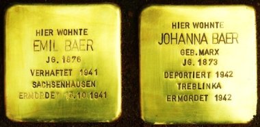 Stolpersteine in der Ostallee 11 wei nebeneinanderliegende, quadratische Messingplatten mit abgerundeten Ecken und schwarzer Beschriftung. Auf der linken Platte steht: „Hier wohnte Emil Baer, Jg. 1876, verhaftet 1941, Sachsenhausen, ermordet 16.10.1941“. Auf der rechten Platte steht: „Hier wohnte Johanna Baer, geb. Marx, Jg. 1873, deportiert 1942, Treblinka, ermordet 1942“.