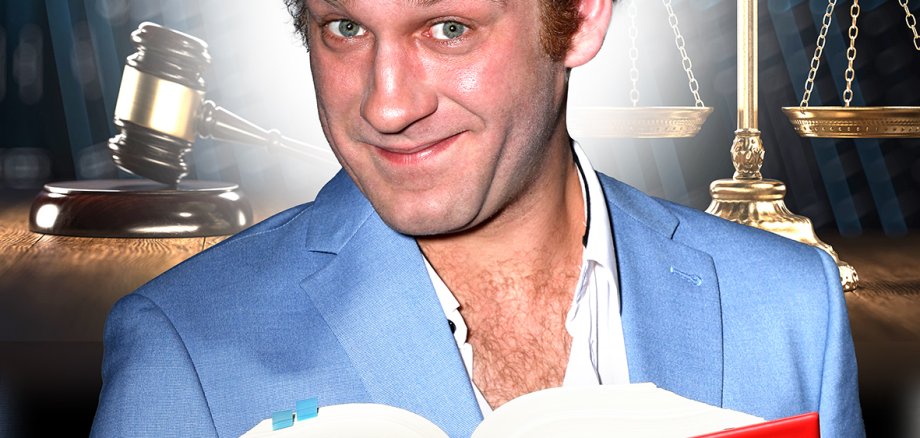 „Am achten Tag schuf Gott den Rechtsanwalt“ im Theater Lahnstein Im Mittelpunkt ist ein Mann, Johannes Hallervorden, mit lockigen braunen Haaren, einem hellblauen Sakko und einem geöffneten weißen Hemd zu sehen. Er blickt mit einem verschmitzten Lächeln in die Kamera und hält ein aufgeschlagenes, leuchtend rotes Gesetzbuch mit dem Titel „Schönfelder – Deutsche Gesetze“ in den Händen. Im Hintergrund sind links ein hölzerner Richterhammer und rechts eine goldene Waage als Symbole der Justiz abgebildet. Der Hintergrund ist dunkelblau mit verschwommenen Lichtstreifen.
