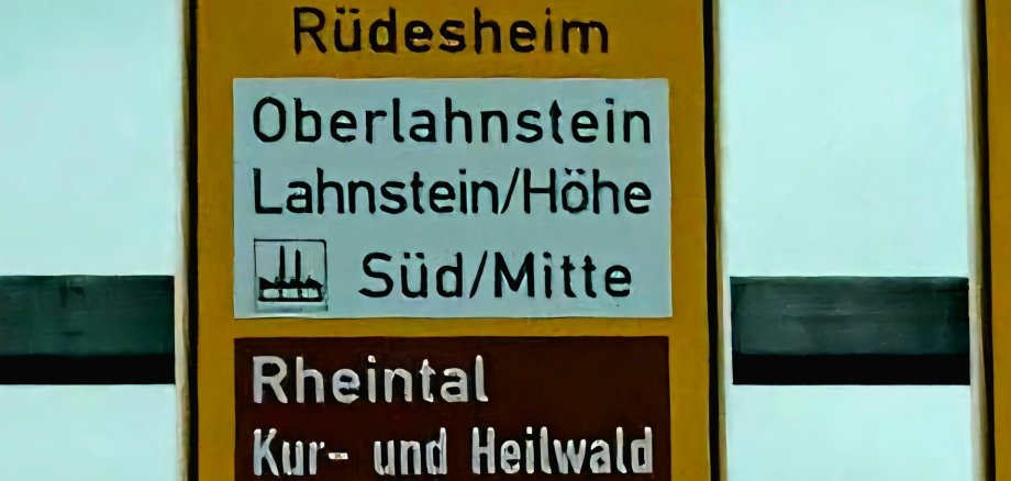 Kur- und Heilwald Lahnstein Beschilderung Ein gelbes Straßenverkehrsschild, auf dem neben der Richtungsanzeige Oberlahnstein auf braunem Untergrund auf die POI Rheintal sowie Kur- und Heilwald Lahnstein hinwiesen wird