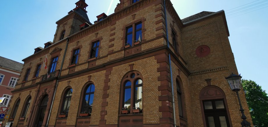 Rathaus Lahnstein Das Rathaus Oberlahnstein ist aus der Untersicht fotografiert. Die reich verzierte Sandsteinfassade mit den hohen Fenstern und dem markanten Giebel hebt sich gegen den blauen Himmel ab.