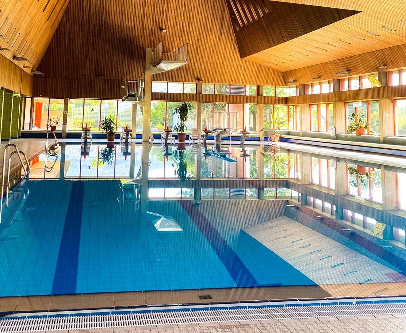 Innenbereich des Hallenbad in Lahnstein mit Sprungturm und Schwimmerbecken 
