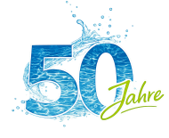 50 Jahre Hallenbad Lahnstein Grafische Jubiläumsdarstellung mit einer großen blauen Zahl „50“, deren Oberfläche wie bewegtes Wasser gestaltet ist. Hinter und über den Ziffern sind spritzendes Wasser und zahlreiche Wassertropfen zu sehen. Rechts vor der Null steht in geschwungener, hellgrüner Schrift das Wort „Jahre“.