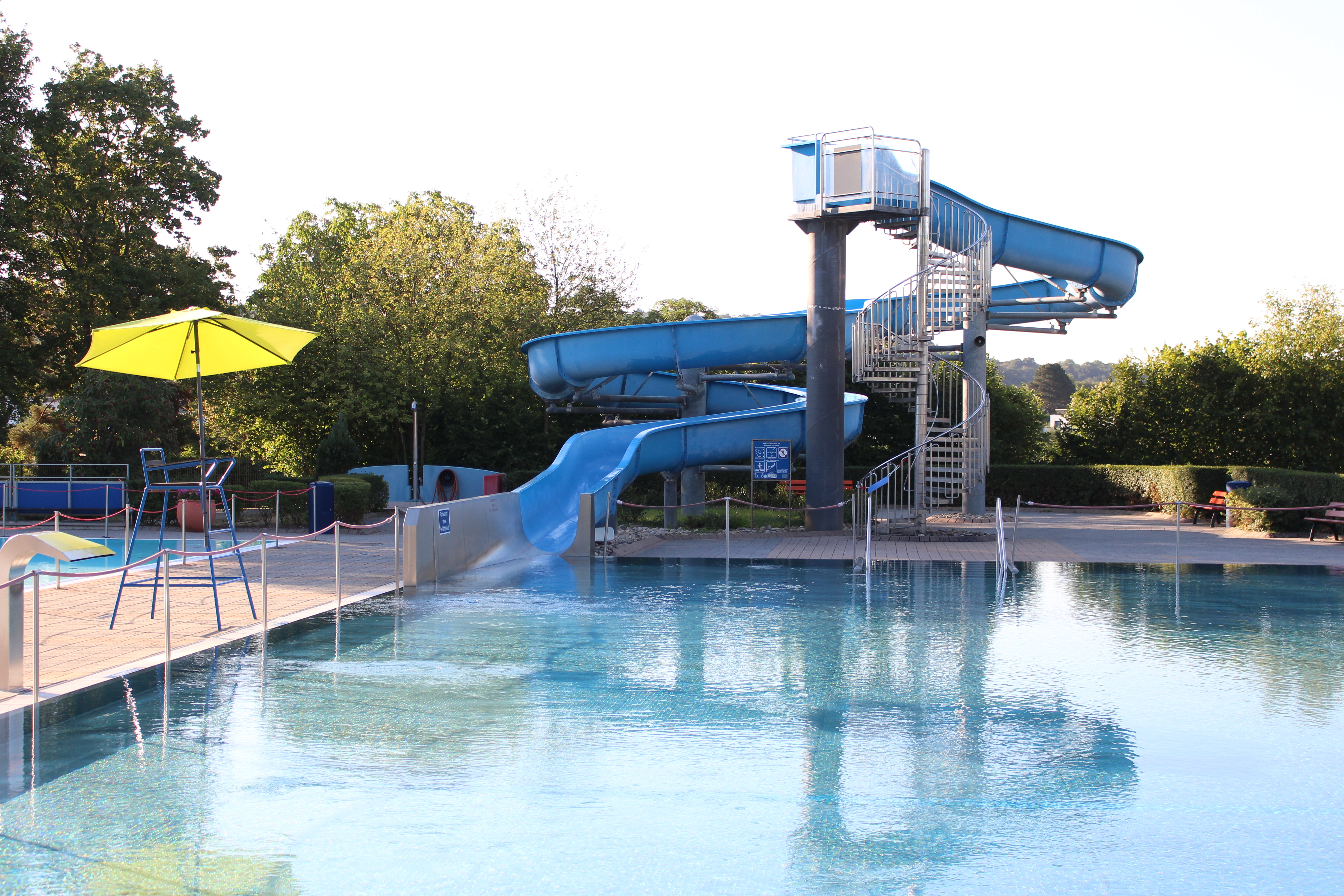 Blick auf die Rutsche und das Schwimmbecken im Freibad Lahnstein 