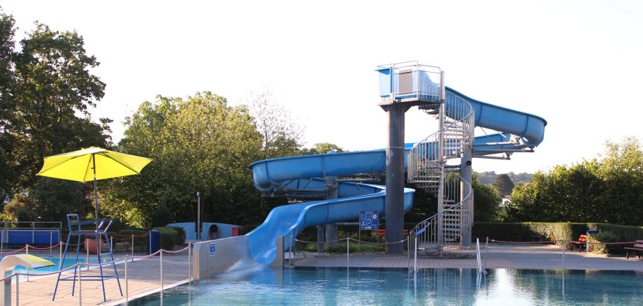 Blick auf die Rutsche und das Schwimmbecken im Freibad Lahnstein 