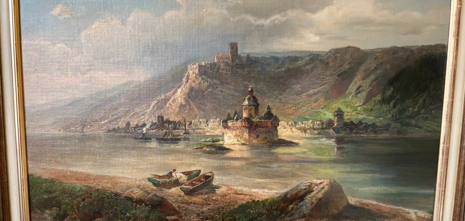 Gemälde einer Rheinlandschaft mit Burg auf einem steilen Felsen, ruhigem Fluss im Vordergrund und kleinen Booten am Ufer; warme Lichtstimmung und detailreiche Naturdarstellung.
