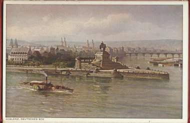 Historische Ansicht von Koblenz am Deutschen Eck mit Reiterstandbild, Flussschiffen und Brücke im Hintergrund; leicht verblasste Farben wie bei einer alten Postkarte.