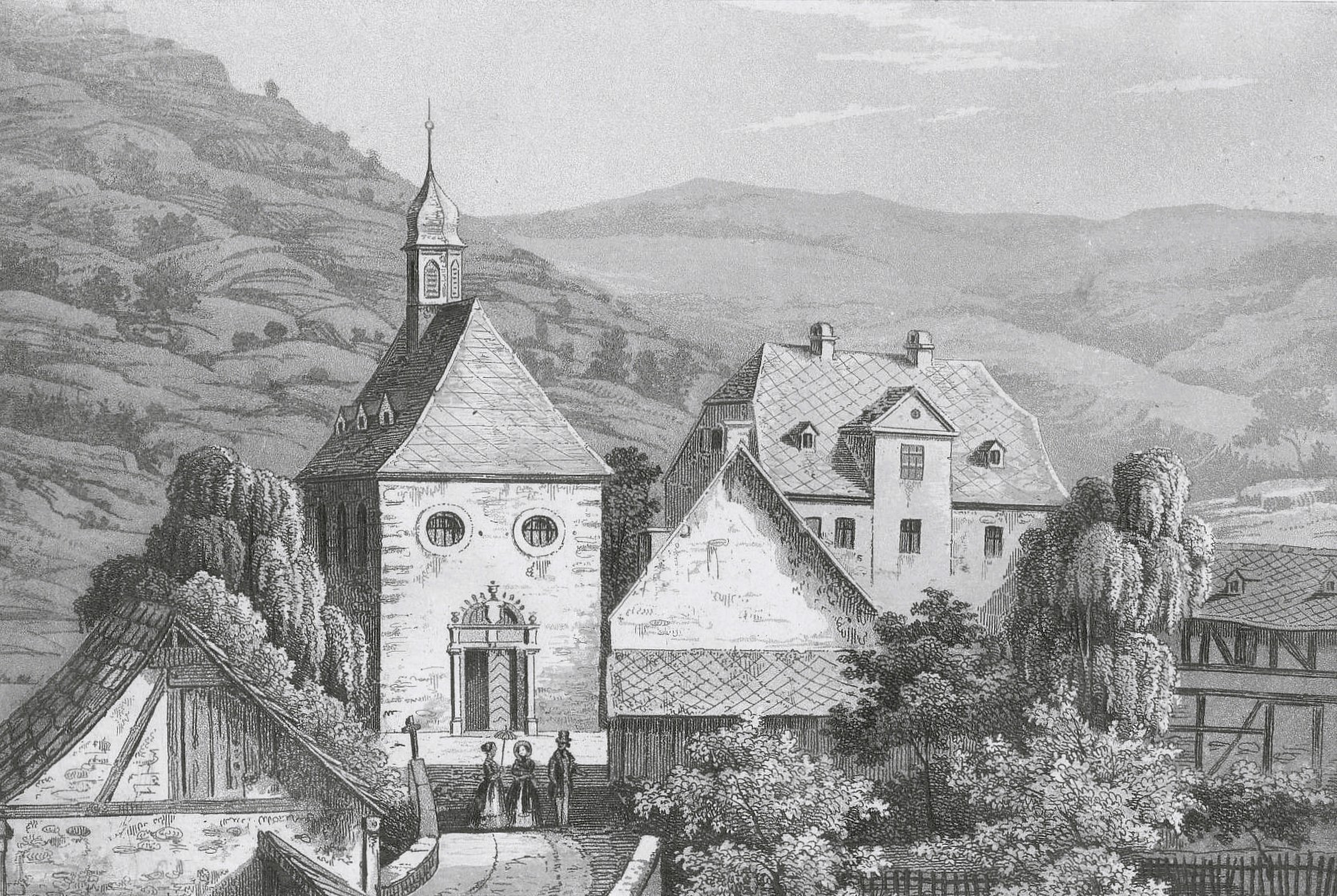 Diese historische Schwarz-Weiß-Lithographie zeigt eine Ansicht von Ems, die sich auf ein Gebäudeensemble konzentriert. Links steht eine kleine Kapelle mit einem markanten Dachreiter und zwei Rundfenstern über dem Portal. Rechts daneben schließt sich das Mainzer Haus an, ein mehrstöckiges herrschaftliches Gebäude mit Walmdach. Im Vordergrund sind drei Personen in historischer Kleidung zu sehen, darunter eine Frau mit Sonnenschirm. Das Ensemble ist von Bäumen umgeben und liegt vor einem bewaldeten Hügel.