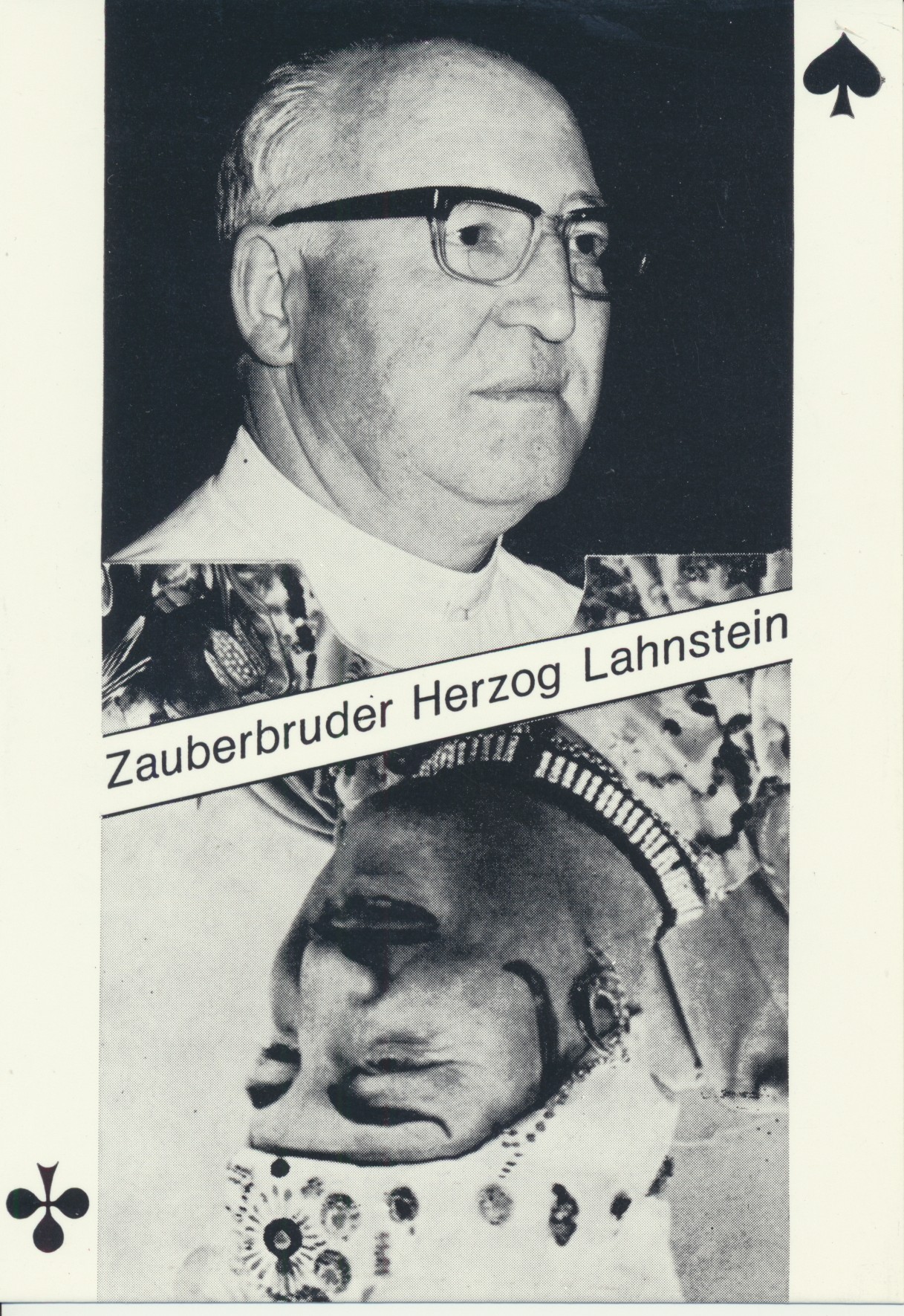 Schwarz-weißes Porträt eines älteren Mannes mit Brille und Ordenskleidung, der leicht nach rechts blickt. Unter dem Bild verläuft schräg ein Schriftzug „Zauberbruder Herzog Lahnstein“. Im unteren Teil ist eine verzierte Figur oder Skulptur mit ornamentalem Kopfschmuck zu sehen. Die Ecken des Bildes sind mit Spielkartensymbolen (Kreuz und Pik) gestaltet.