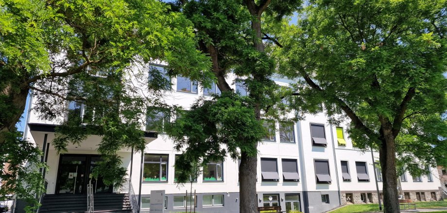 Blick von außen auf das Gebäude der Stadtbücherei Lahnstein 