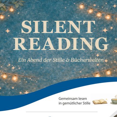 03.07.2026: Silent Reading in der Stadtbücherei Lahnstein Plakat zur Veranstaltung „Silent Reading – Ein Abend der Stille & Bücherwelten“ in der Stadtbücherei Lahnstein. Der obere Teil zeigt einen dunkelblauen, sternenreichen Himmel mit Lichterketten, kleinen Sternen und einem Mond. In großer heller Schrift steht „Silent Reading“. Darunter der Untertitel „Ein Abend der Stille & Bücherwelten“. Im unteren Bereich stehen die Veranstaltungsinfos: Freitag, 03.07.2026, von 19:00 bis 21:00 Uhr in der Stadtbücherei Lahnstein am Kaiserplatz 1. Außerdem Hinweise zur Anmeldung per E-Mail sowie zum Vorverkaufspreis von 5 Euro. Rechts ist ein Foto der Bücherei mit einem Holztisch, aufgeschlagenen Büchern und Bücherregalen im Hintergrund zu sehen. Dekorative Illustrationen von Büchern und Pflanzen ergänzen das ruhige, gemütliche Design.