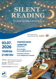 Plakat zur Veranstaltung „Silent Reading – Ein Abend der Stille & Bücherwelten“ in der Stadtbücherei Lahnstein. Der obere Teil zeigt einen dunkelblauen, sternenreichen Himmel mit Lichterketten, kleinen Sternen und einem Mond. In großer heller Schrift steht „Silent Reading“. Darunter der Untertitel „Ein Abend der Stille & Bücherwelten“. Im unteren Bereich stehen die Veranstaltungsinfos: Freitag, 03.07.2026, von 19:00 bis 21:00 Uhr in der Stadtbücherei Lahnstein am Kaiserplatz 1. Außerdem Hinweise zur Anmeldung per E-Mail sowie zum Vorverkaufspreis von 5 Euro. Rechts ist ein Foto der Bücherei mit einem Holztisch, aufgeschlagenen Büchern und Bücherregalen im Hintergrund zu sehen. Dekorative Illustrationen von Büchern und Pflanzen ergänzen das ruhige, gemütliche Design.