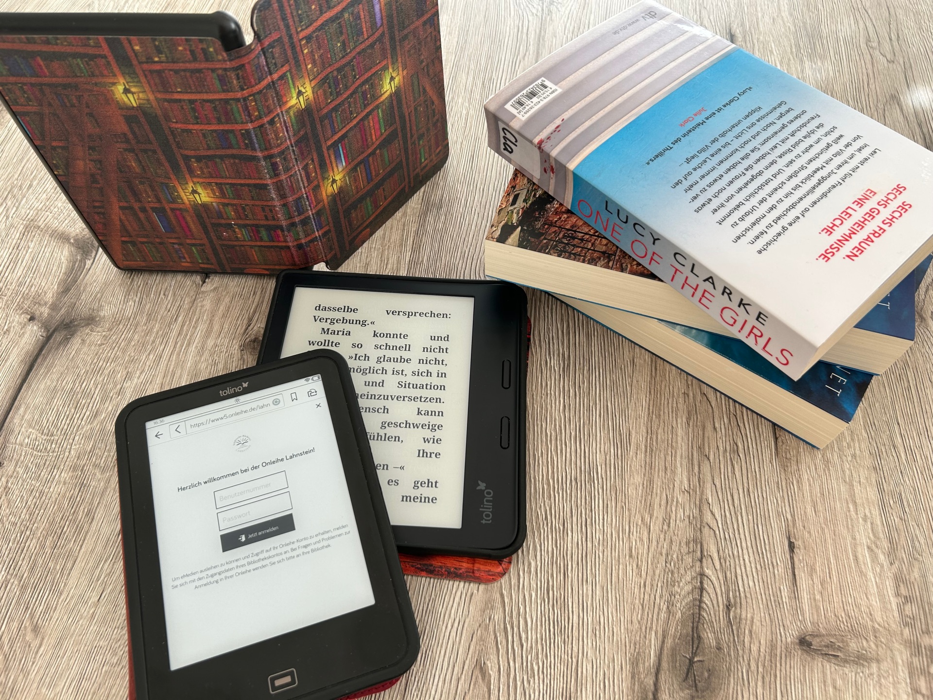 Auf einem Tisch in der Stadtbücherei Lahnstein  liegt ein E-Book und ein Buch