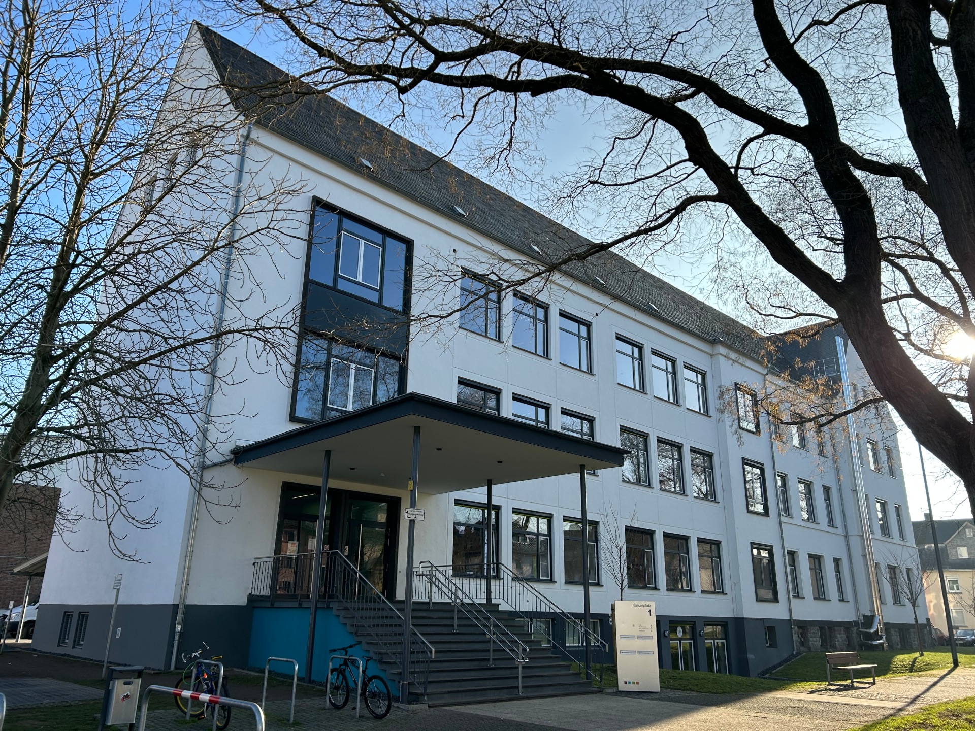 Außenansicht der Stadtbücherei Lahnstein am Kaiserplatz unter blauem Himmel
