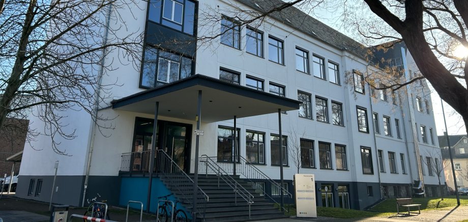 Außenansicht der Stadtbücherei Lahnstein am Kaiserplatz unter blauem Himmel