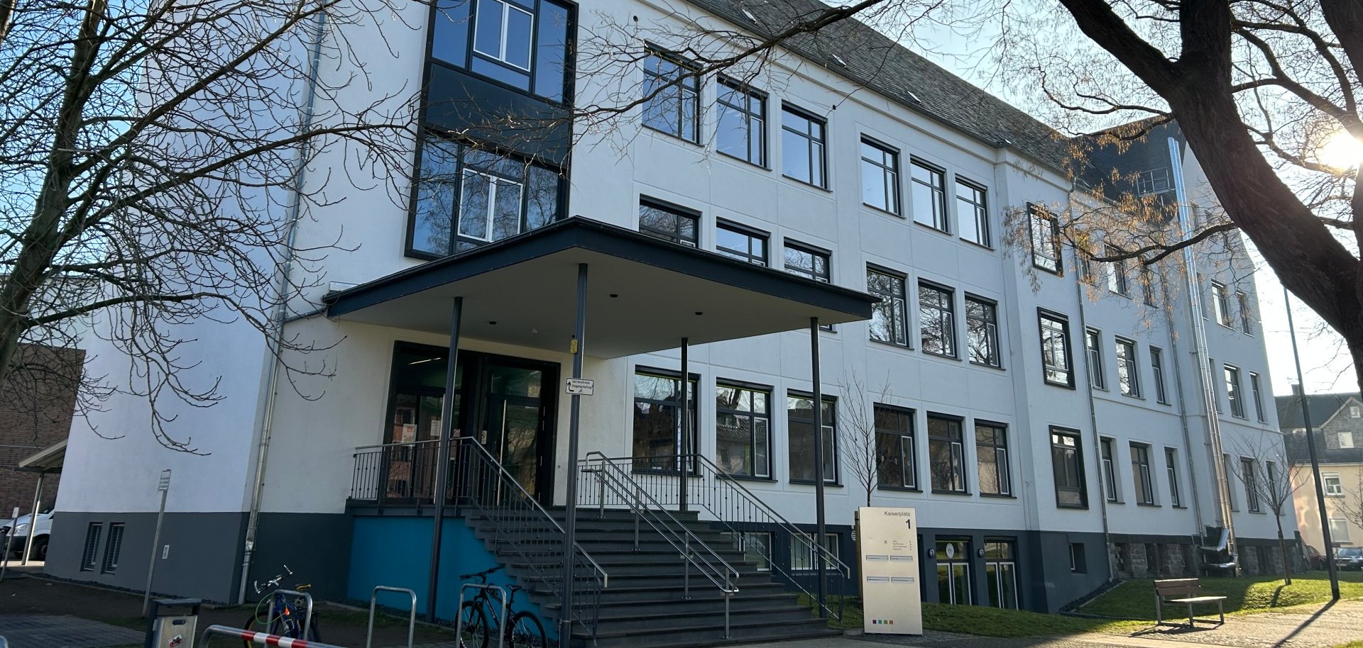 Außenansicht der Stadtbücherei Lahnstein am Kaiserplatz unter blauem Himmel