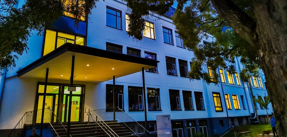 Stadtbücherei Lahnstein Außenansicht des Gebäudes der Stadtbücherei Lahnstein mit teilweise erleuchteten Fenstern bei Dämmerung