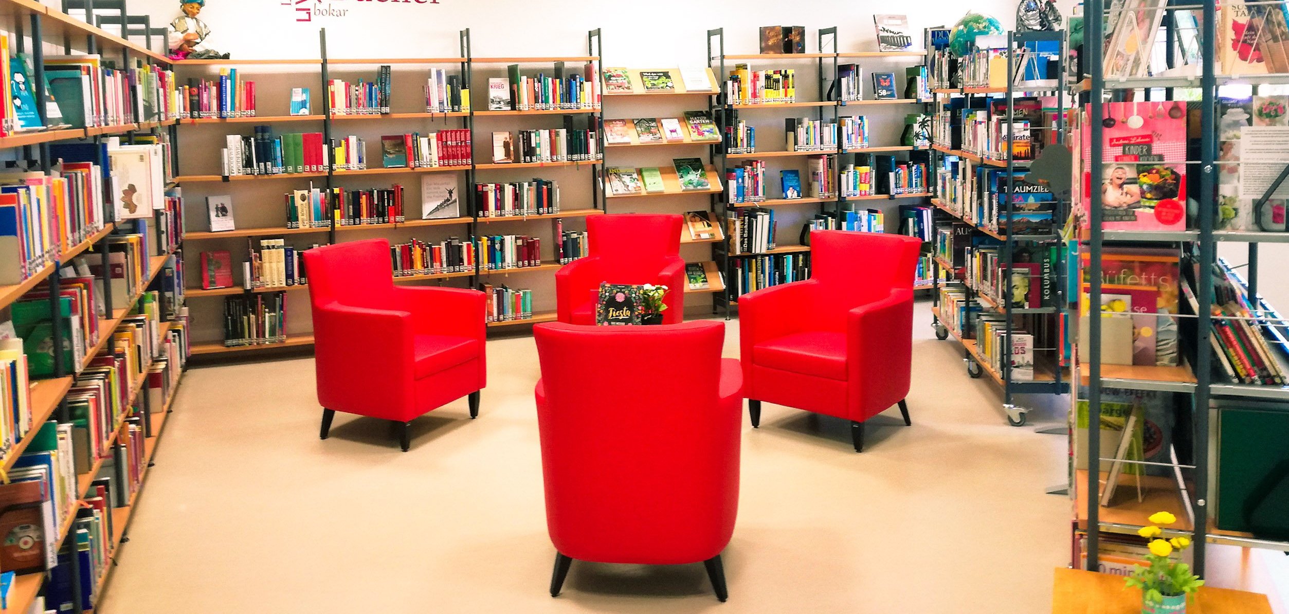 Innenraum der Stadtbücherei Lahnstein mit Bücherregalen, Tischen und gemütlichen Sitzgelegenheiten zum Lesen.