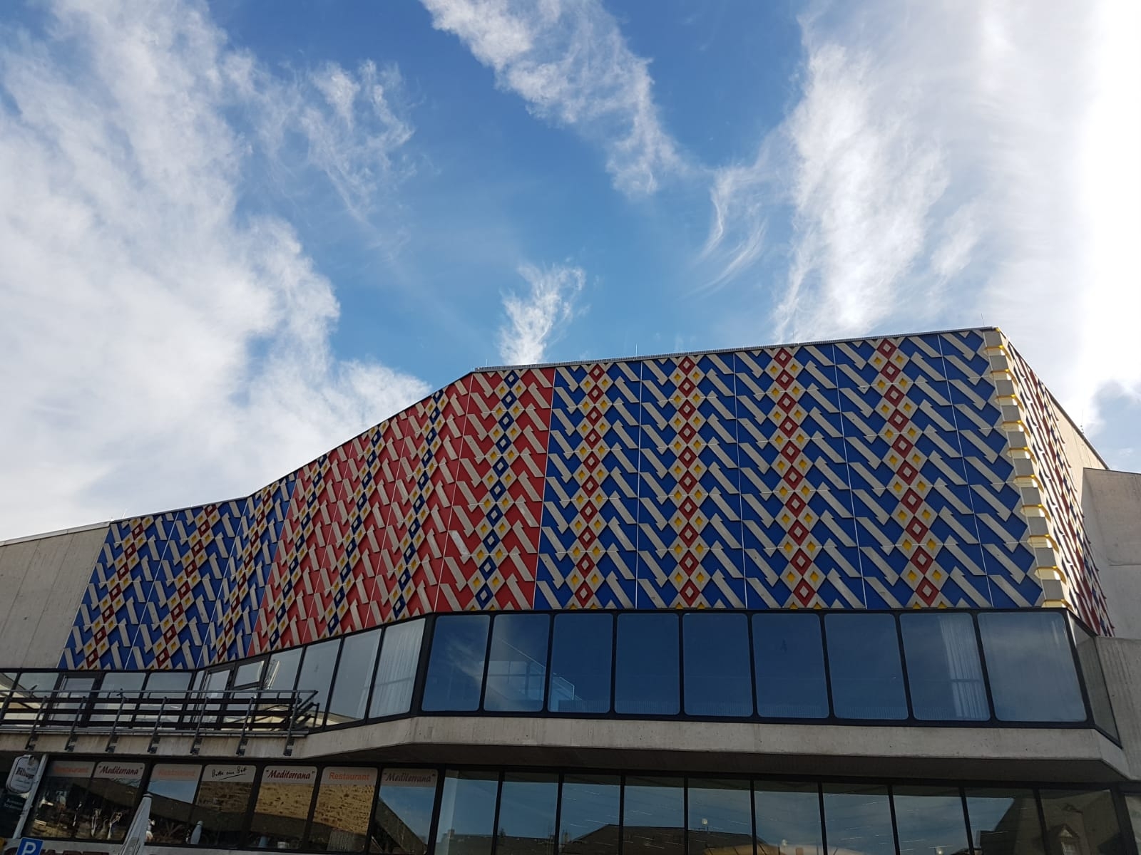 Auf der Außenfassade der Stadthalle Lahnstein ist der Teppichboden der Halle gezeigt 