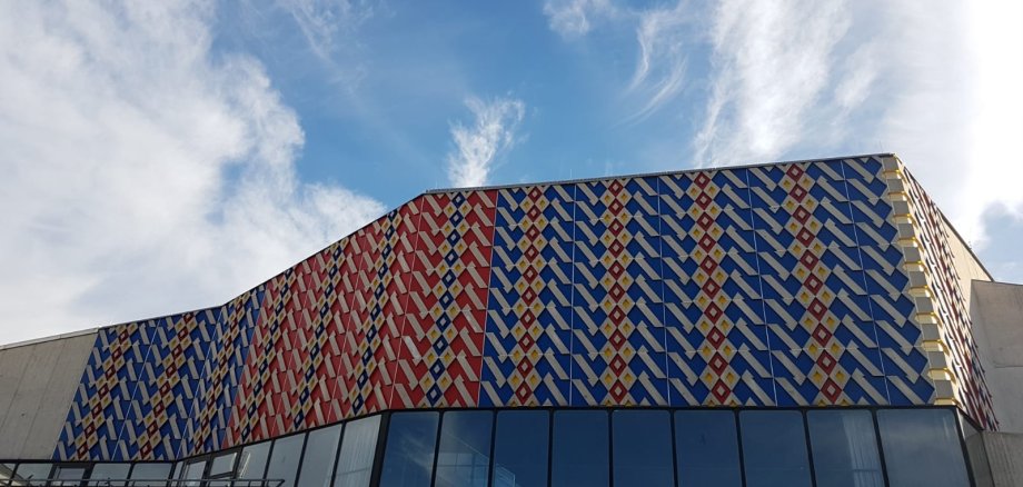 Auf der Außenfassade der Stadthalle Lahnstein ist der Teppichboden der Halle gezeigt 