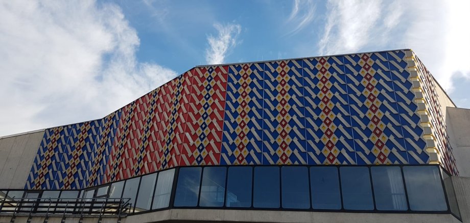 Stadthalle Lahnstein Auf der Außenfassade der Stadthalle Lahnstein ist der Teppichboden der Halle gezeigt