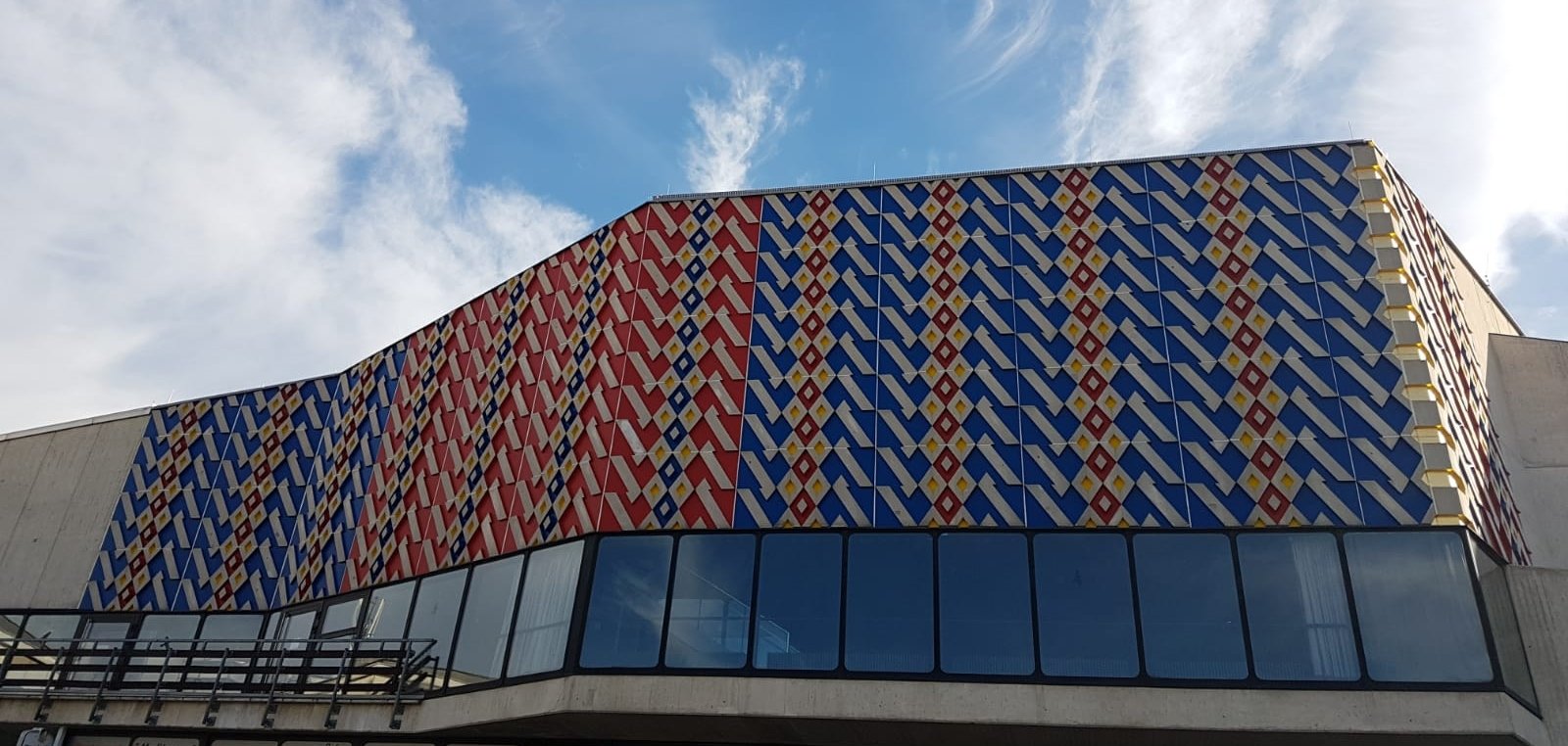 Auf der Außenfassade der Stadthalle Lahnstein ist der Teppichboden der Halle gezeigt 
