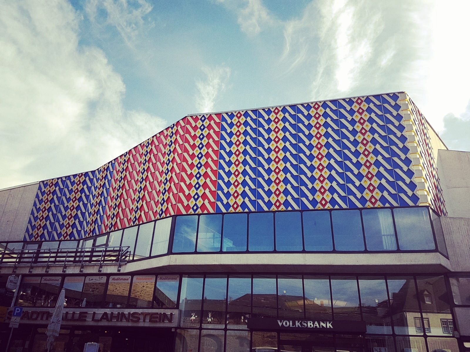 Auf der Außenfassade der Stadthalle Lahnstein ist der Teppichboden der Halle gezeigt 