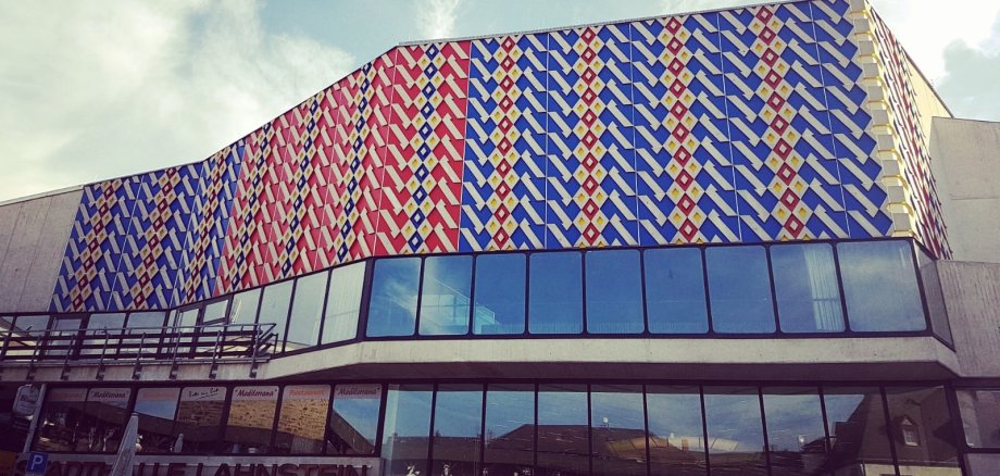 Auf der Außenfassade der Stadthalle Lahnstein ist der Teppichboden der Halle gezeigt 