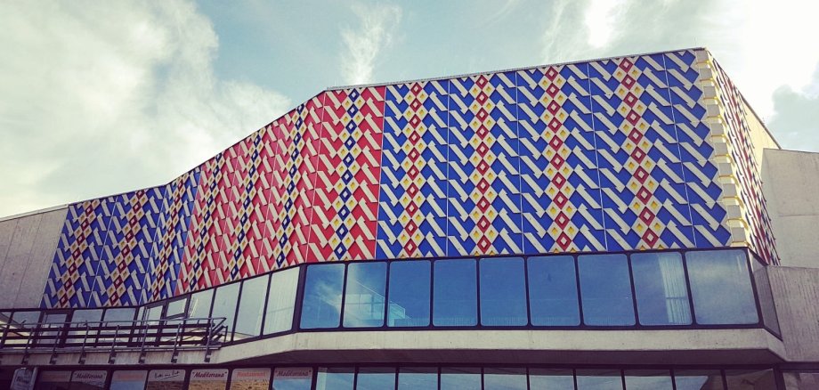 Auf der Außenfassade der Stadthalle Lahnstein ist der Teppichboden der Halle gezeigt 