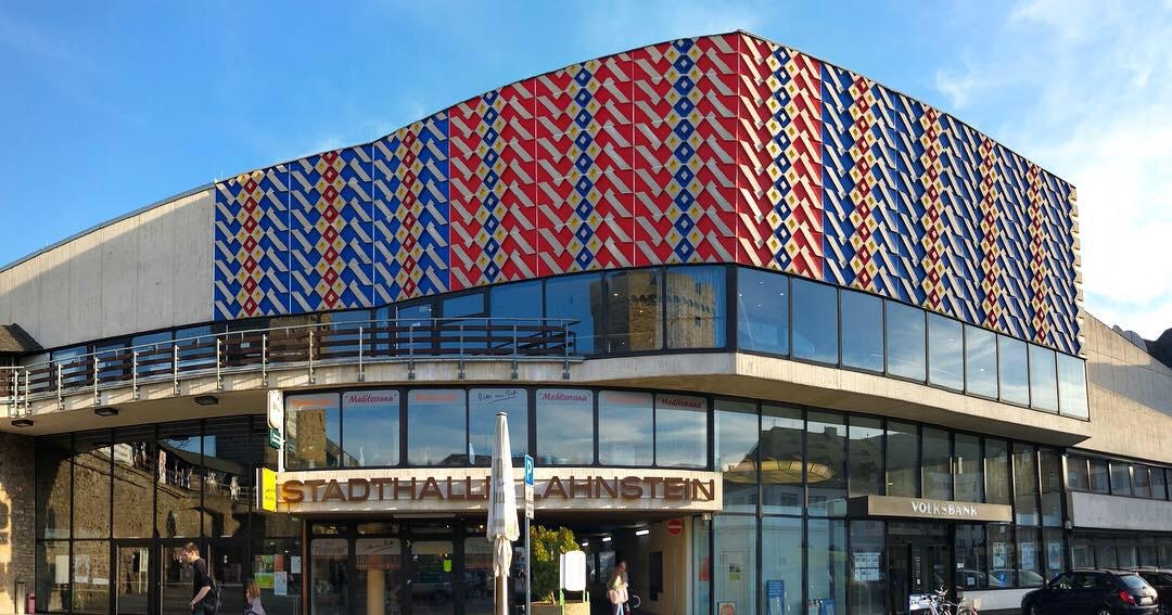 Auf der Außenfassade der Stadthalle Lahnstein ist der Teppichboden der Halle gezeigt 