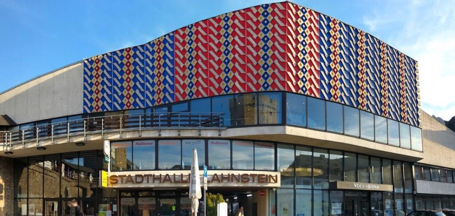 Auf der Außenfassade der Stadthalle Lahnstein ist der Teppichboden der Halle gezeigt 